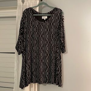 Prescott New York blouse. 3X. B&W w/arm cutout design.